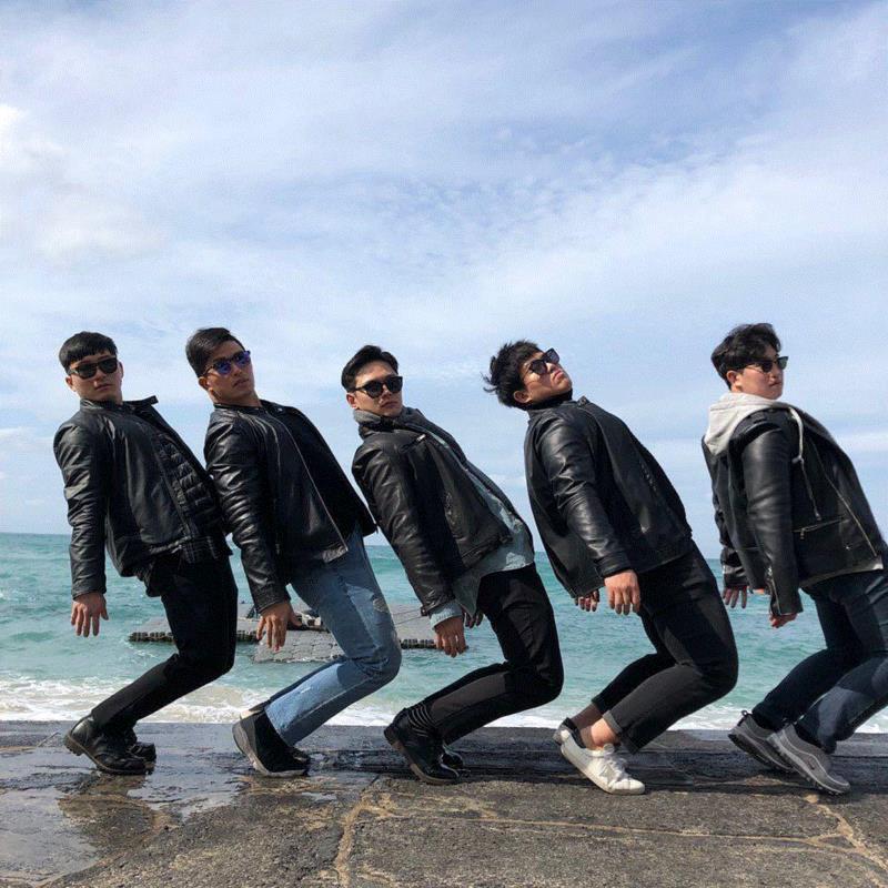 而这个是”七彩风格“,最近比较火的合影姿势，必须学会！,姿势,近期,合影,人体,星星,广场舞,老太太,五个人,腰腿,多米诺骨牌