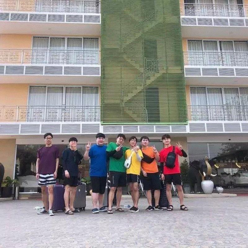 顾名思义关键就在于服装颜色,最近比较火的合影姿势，必须学会！,姿势,近期,合影,人体,星星,广场舞,老太太,五个人,腰腿,多米诺骨牌