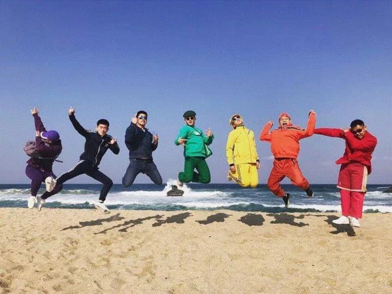 果然看起来有点基！,最近比较火的合影姿势，必须学会！,姿势,近期,合影,人体,星星,广场舞,老太太,五个人,腰腿,多米诺骨牌