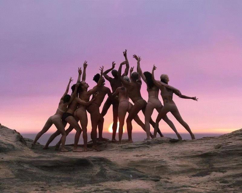 最近比较火的合影姿势，必须学会！,姿势,近期,合影,人体,星星,广场舞,老太太,五个人,腰腿,多米诺骨牌