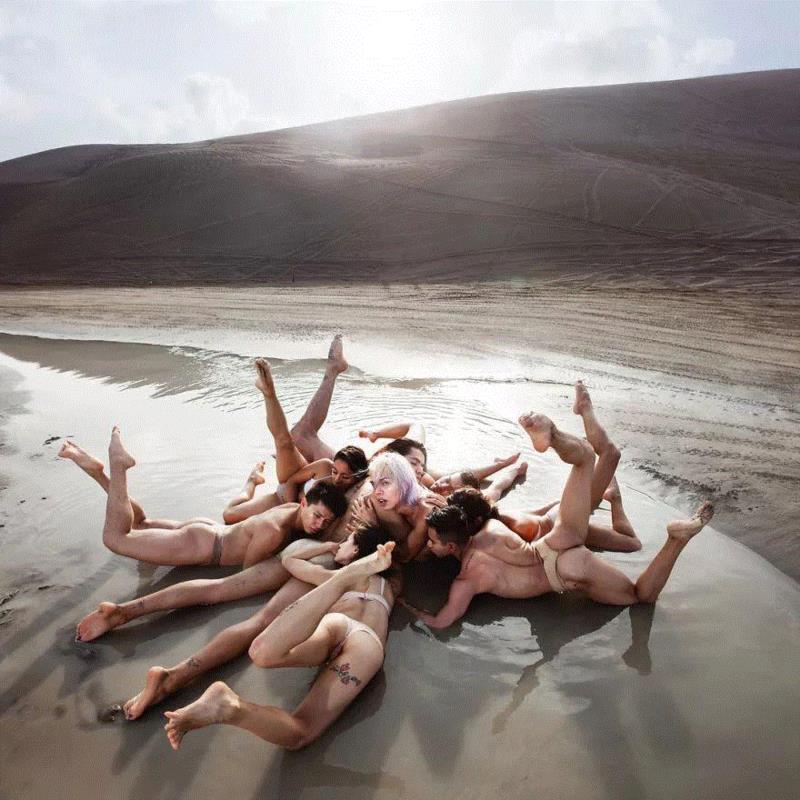 最近比较火的合影姿势，必须学会！,姿势,近期,合影,人体,星星,广场舞,老太太,五个人,腰腿,多米诺骨牌