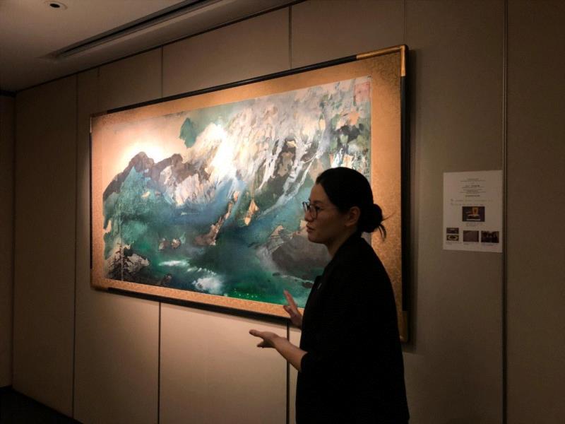 蘇富比中国书画部主管叶卓敏向出席媒体讲解画作。,【香港春拍】张大千《伊吾闾瑞雪图》首度曝光,张大千,香港,伊吾闾瑞雪图,张学良,伊吾,闾山,张作霖,陶鹏飞,瑞雪,长女