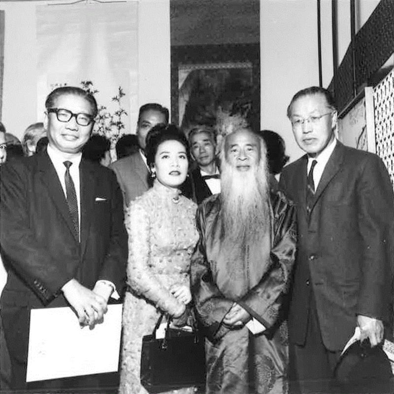 陶鹏飞（右一）与张大千伉俪合摄于展览中,【香港春拍】张大千《伊吾闾瑞雪图》首度曝光,张大千,香港,伊吾闾瑞雪图,张学良,伊吾,闾山,张作霖,陶鹏飞,瑞雪,长女