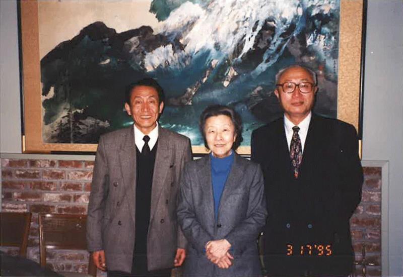 张闾瑛（中）于家中与友合摄，背景即〈伊吾闾瑞雪图〉,【香港春拍】张大千《伊吾闾瑞雪图》首度曝光,张大千,香港,伊吾闾瑞雪图,张学良,伊吾,闾山,张作霖,陶鹏飞,瑞雪,长女