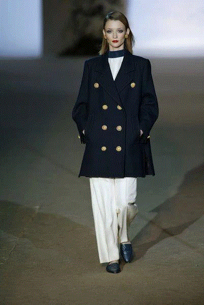 Yves Saint Laurent at Couture Spring 2002.,他是法国的象征，也曾与Karl Lagerfeld爱上同一个男人,法国,Lagerfeld,圣罗兰,迪奥,品牌,皮埃尔,时装,雅克,YSL,卡尔