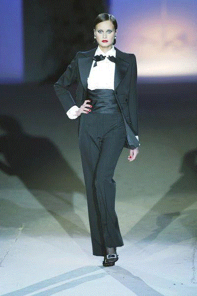Yves Saint Laurent at Couture Spring 2002.,他是法国的象征，也曾与Karl Lagerfeld爱上同一个男人,法国,Lagerfeld,圣罗兰,迪奥,品牌,皮埃尔,时装,雅克,YSL,卡尔