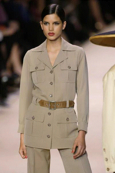 Yves Saint Laurent at Couture Spring 2002.,他是法国的象征，也曾与Karl Lagerfeld爱上同一个男人,法国,Lagerfeld,圣罗兰,迪奥,品牌,皮埃尔,时装,雅克,YSL,卡尔