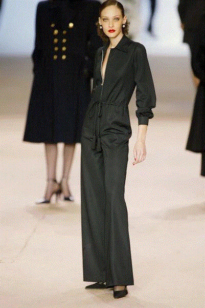 Yves Saint Laurent at Couture Spring 2002.,他是法国的象征，也曾与Karl Lagerfeld爱上同一个男人,法国,Lagerfeld,圣罗兰,迪奥,品牌,皮埃尔,时装,雅克,YSL,卡尔