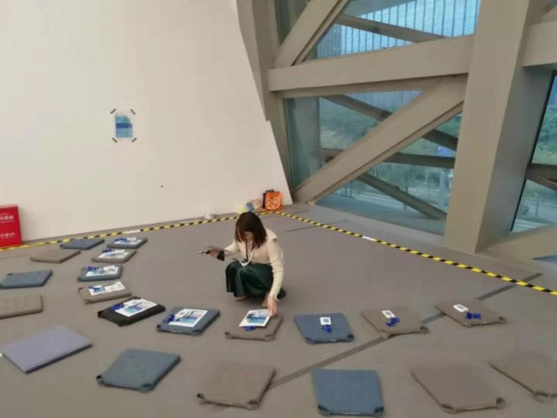 大展志愿者为亲子活动做准备,亲子工作坊招募 | 第三届中国设计大展及公共艺术专题展 #3 城乡营造,亲子,工作坊,专题展,城乡,科艺,新技术,视频,设计师,科技,小朋友