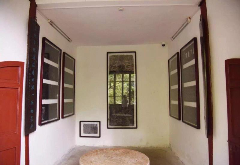 仰贤亭内景,社址景观与社藏文物：建筑（四）,建筑,社址,景观,文物,仰贤亭,丁敬,匾额,印社,画像,山川雨露图书室