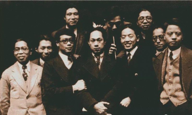 在巴黎的中国艺术家:吕斯百(左二),唐一禾(左三),王临乙(左四),常书鸿(右三)等,从现代到当代,浪漫的巴黎对中国艺术的影响还留存多少?,巴黎,先驱,徐悲鸿,油彩,当年,常书鸿,林风眠,吕斯百,吴作人,刘海粟