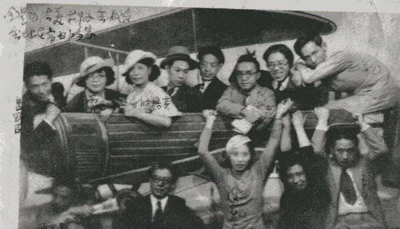 1933年春,留法美术协会(会址在常书鸿家)成员,摄于巴黎某游乐场。前排左起:唐一禾,陈兰秀,汤田友