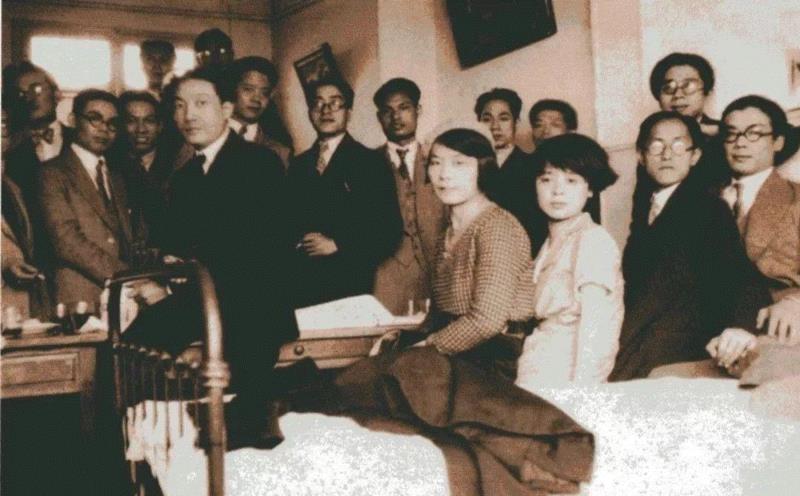 1933年春徐悲鸿在巴黎举办“中国近代绘画展览”,旅法的部分艺术家在黄显之家聚会欢迎。前排左起:徐悲