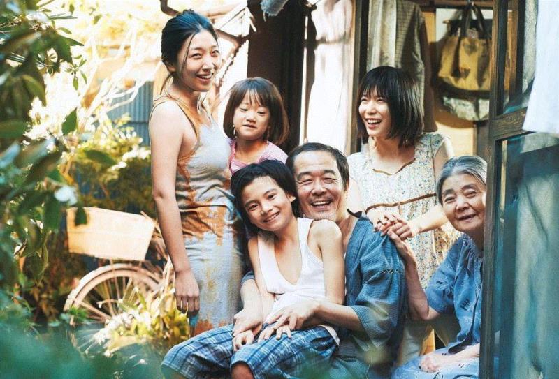 是枝裕和在奥斯卡午宴上合影lady gaga，并收获香吻一枚,是枝裕和,奥斯卡,午宴,gaga,香吻,电影,导演,小偷,奇迹,奖项