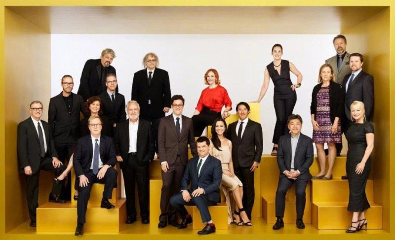 ?奥斯卡提名者大合影,是枝裕和在奥斯卡午宴上合影lady gaga，并收获香吻一枚,是枝裕和,奥斯卡,午宴,gaga,香吻,电影,导演,小偷,奇迹,奖项