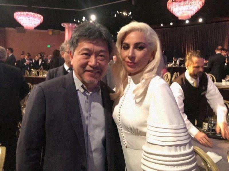 ?是枝裕和与Lady Gaga合影,是枝裕和在奥斯卡午宴上合影lady gaga，并收获香吻一枚,是枝裕和,奥斯卡,午宴,gaga,香吻,电影,导演,小偷,奇迹,奖项