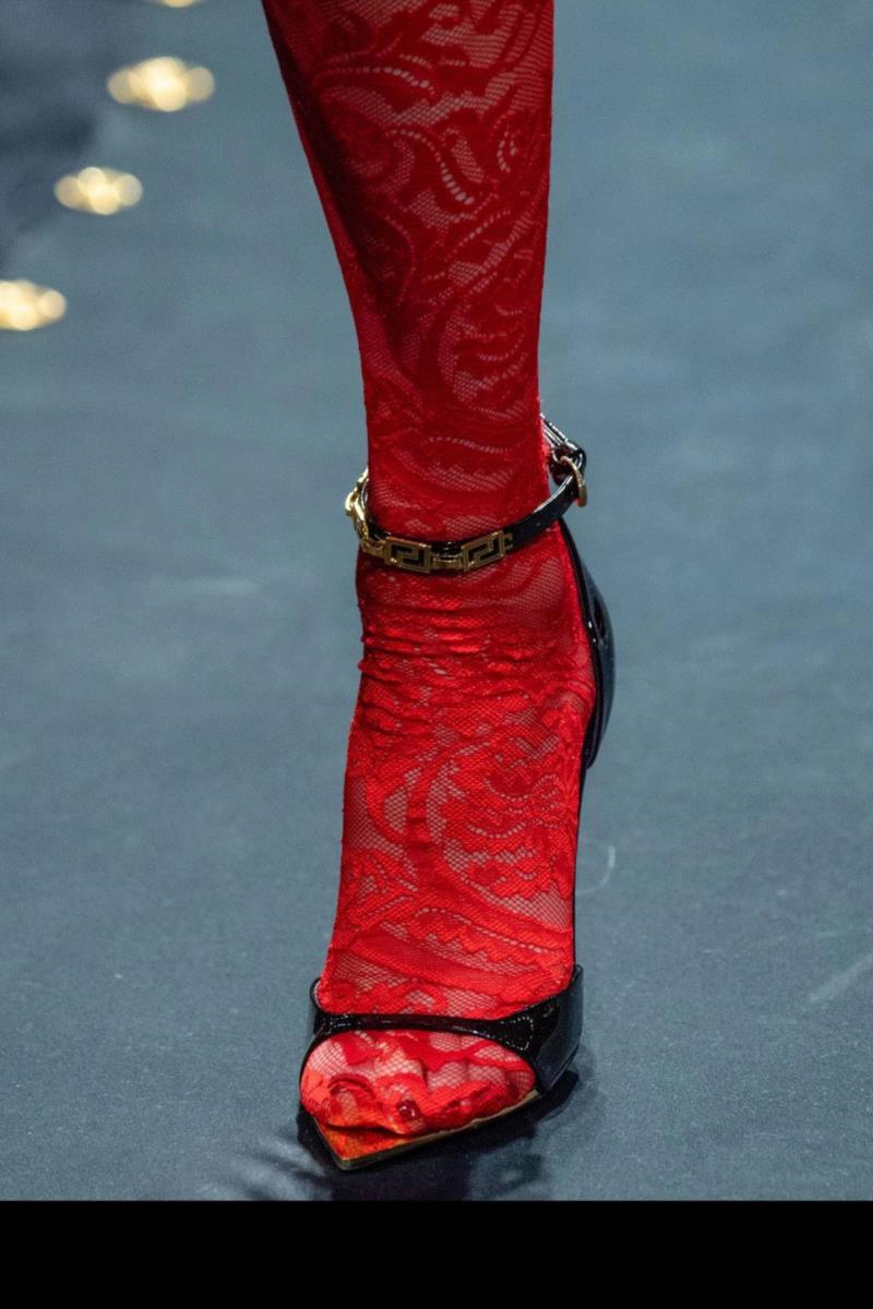 【IFA-时尚资讯】游走在不完美和完美的边缘,IFA,资讯,多纳泰拉,范思哲,perfection,多纳泰拉范思哲,音乐,衣服,服装,黑色