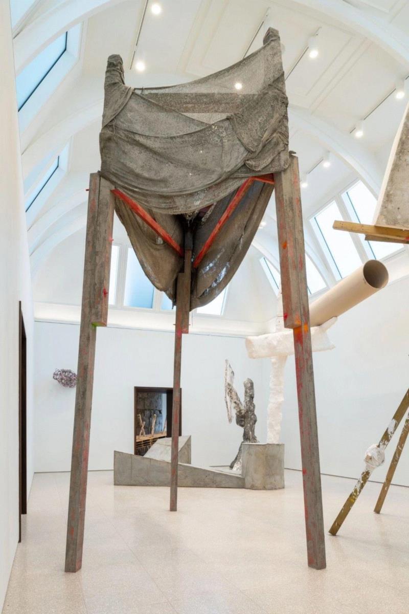 ▲&nbsp;菲莉达·巴洛「无尾街」展览现场图片，2019，英国皇家艺术研究院，摄影：Damian 