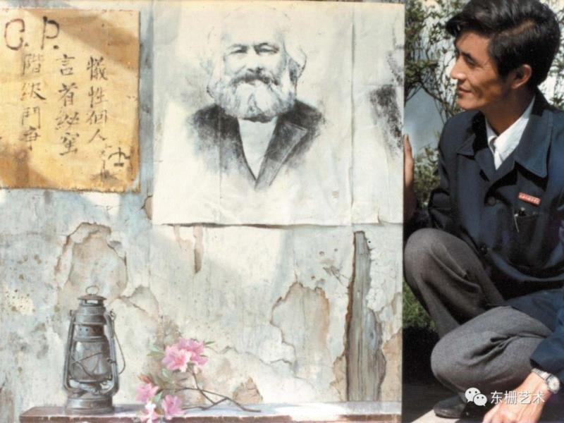 胡曰龙在嘉兴南湖纪念馆时创作《井冈山杜鹃》等作品&nbsp; 1975年,【东栅艺术论坛】遇见胡曰龙老师 (修订版),胡曰龙,东栅,修订版,胡老师,油画,画室,美院,水彩,教授,艺风