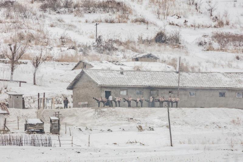 李龙俊，《冬季里朝鲜边防军在进行训练》,入围艺术家揭晓｜2019年（第十一届）三影堂摄影奖,三影堂摄影奖,陈江屿,胡雅静,蒋斐然,雷安乔,李剑鸿,李林,李龙俊,刘珂,刘书彤