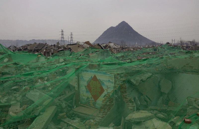 吕延川，《石门村覆盖绿网的拆迁废墟》,入围艺术家揭晓｜2019年（第十一届）三影堂摄影奖,三影堂摄影奖,陈江屿,胡雅静,蒋斐然,雷安乔,李剑鸿,李林,李龙俊,刘珂,刘书彤