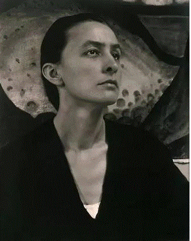 大家也说她孤傲于世，不屑与文艺圈的大家交往，只身游历欧洲诸国时，也拒绝了毕卡索的见面请求。他多么渴望