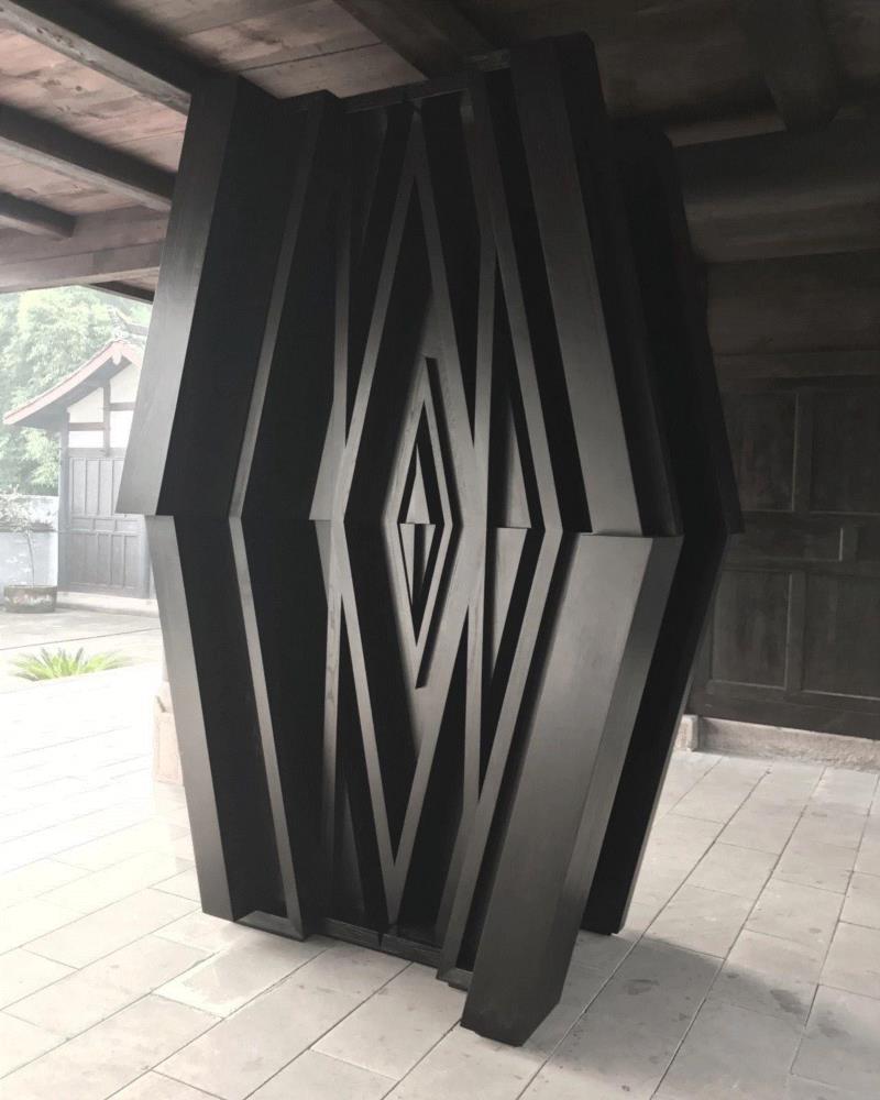 杨牧石参加“守望原乡”2018广安田野双年展|麦勒画廊北京部个展“原地消失”将持续展出至3月3日,广安,麦勒画廊,原乡,田野,双年展,杨牧石,原地,白色,霓虹灯,工具