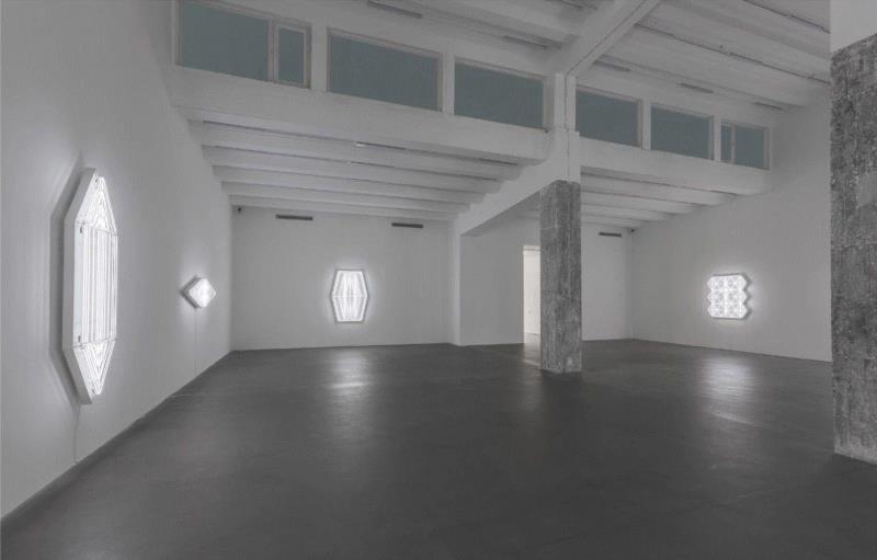 杨牧石参加“守望原乡”2018广安田野双年展|麦勒画廊北京部个展“原地消失”将持续展出至3月3日,广安,麦勒画廊,原乡,田野,双年展,杨牧石,原地,白色,霓虹灯,工具