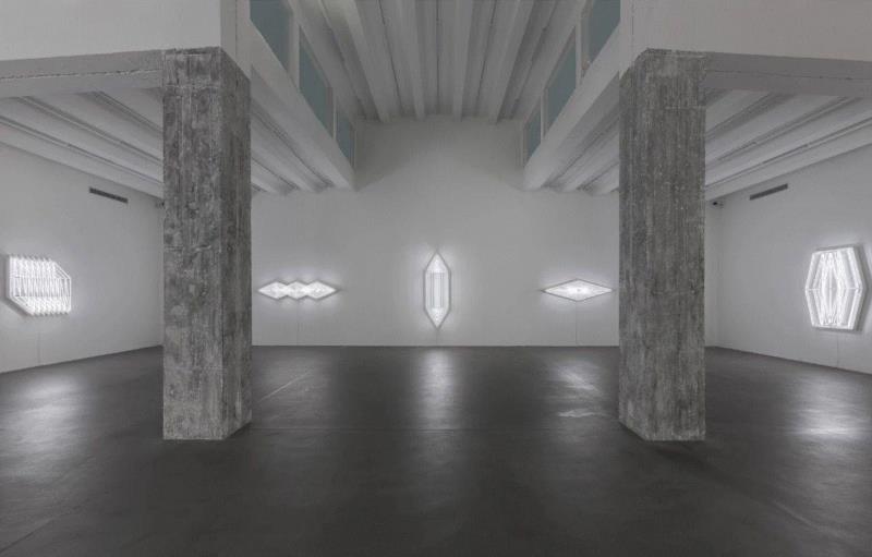 杨牧石参加“守望原乡”2018广安田野双年展|麦勒画廊北京部个展“原地消失”将持续展出至3月3日,广安,麦勒画廊,原乡,田野,双年展,杨牧石,原地,白色,霓虹灯,工具