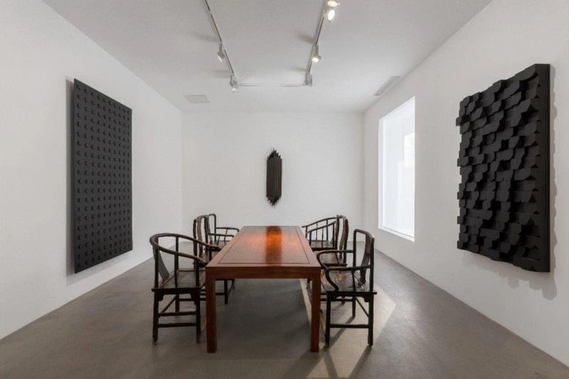 杨牧石参加“守望原乡”2018广安田野双年展|麦勒画廊北京部个展“原地消失”将持续展出至3月3日,广安,麦勒画廊,原乡,田野,双年展,杨牧石,原地,白色,霓虹灯,工具