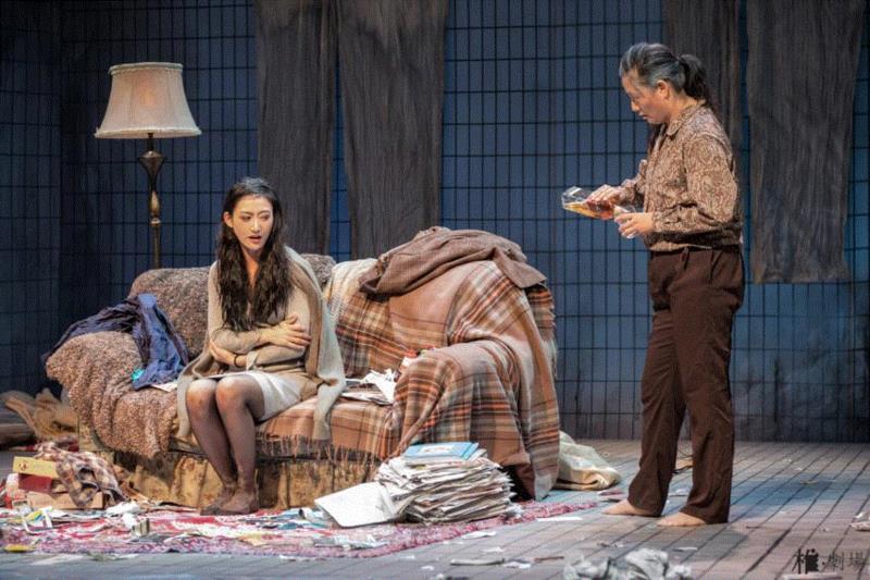 故事发生在某乡村一处坐落河边的废弃农场。这里残破不堪，到处散发着末日般的气息、黑暗和污秽。年迈的母亲