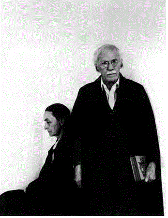 人们说她是妻以夫贵，她的丈夫是阿尔弗雷德·斯蒂格里茨，美国“现代艺术之父”。他为她造势，担当她的经纪