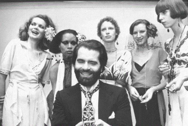 1954年初入时尚圈,老佛爷的斜杠人生：同性恋/毒舌/设计巨擘/减肥作家/明星推手...,老佛爷,斜杠,同性恋,毒舌,巨擘,作家,推手,Chanel,时尚,Lagerfeld