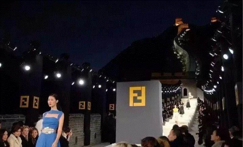 老佛爷的斜杠人生：同性恋/毒舌/设计巨擘/减肥作家/明星推手...,老佛爷,斜杠,同性恋,毒舌,巨擘,作家,推手,Chanel,时尚,Lagerfeld