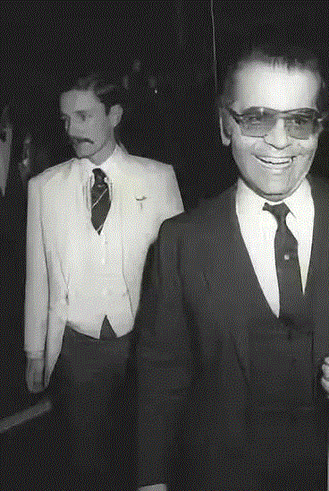 然而老佛爷没能拴住Jacques 的心,老佛爷的斜杠人生：同性恋/毒舌/设计巨擘/减肥作家/明星推手...,老佛爷,斜杠,同性恋,毒舌,巨擘,作家,推手,Chanel,时尚,Lagerfeld