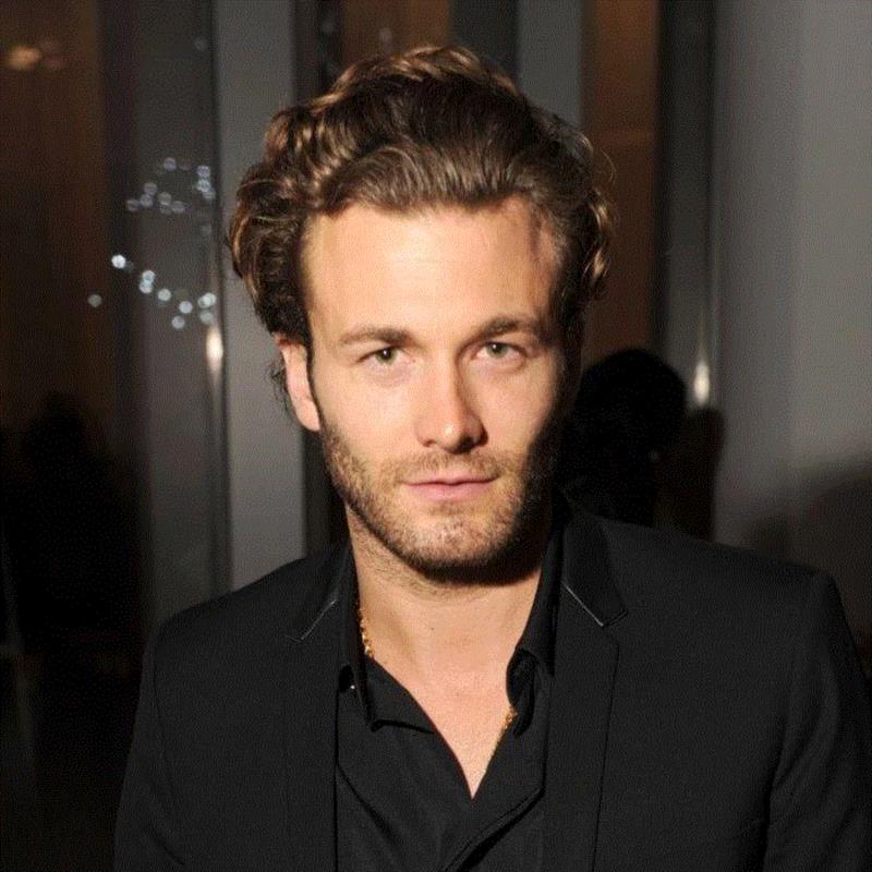 两个人第一次见面时,老佛爷的斜杠人生：同性恋/毒舌/设计巨擘/减肥作家/明星推手...,老佛爷,斜杠,同性恋,毒舌,巨擘,作家,推手,Chanel,时尚,Lagerfeld