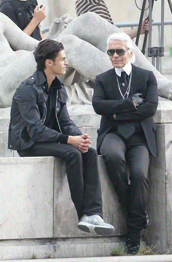 老佛爷的斜杠人生：同性恋/毒舌/设计巨擘/减肥作家/明星推手...,老佛爷,斜杠,同性恋,毒舌,巨擘,作家,推手,Chanel,时尚,Lagerfeld