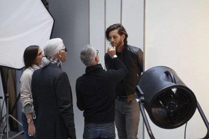 老佛爷的斜杠人生：同性恋/毒舌/设计巨擘/减肥作家/明星推手...,老佛爷,斜杠,同性恋,毒舌,巨擘,作家,推手,Chanel,时尚,Lagerfeld