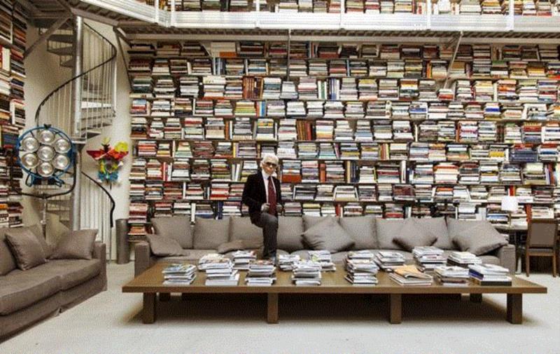 这里很多书是他亲自挑选还承担了出版的业务,老佛爷的斜杠人生：同性恋/毒舌/设计巨擘/减肥作家/明星推手...,老佛爷,斜杠,同性恋,毒舌,巨擘,作家,推手,Chanel,时尚,Lagerfeld