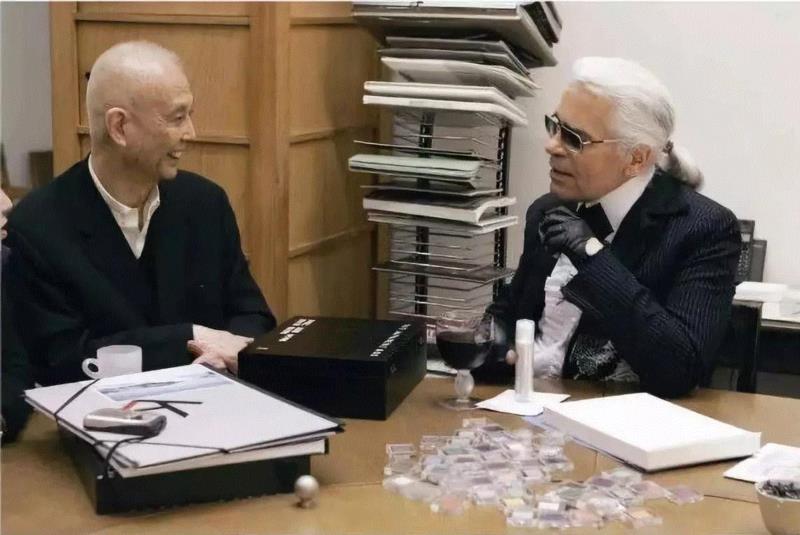 并且只用植村秀的眼影,老佛爷的斜杠人生：同性恋/毒舌/设计巨擘/减肥作家/明星推手...,老佛爷,斜杠,同性恋,毒舌,巨擘,作家,推手,Chanel,时尚,Lagerfeld