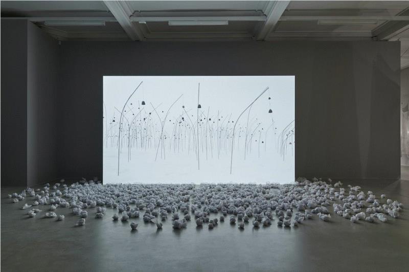 克里斯蒂安 · 波尔坦斯基 /《Animitas》，2017 / 影像装置，纸 / 时长：9小时59