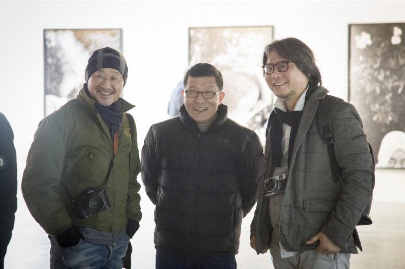 (左一:李甲哲、中:朴起好),《韩国影汇》系列专访|艺术家李甲哲:探寻“普通”照片背后的潜在力量,韩国,李甲哲,背后,影汇,首尔,三影堂,地名,法国,标题,地点