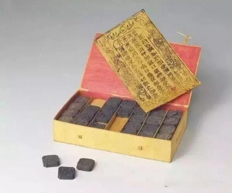 ▲清·普洱茶膏 故宫博物院藏,乾隆皇帝喝奶茶吗？,奶茶,乾隆皇帝,乾隆,皇帝,清宫,多穆壶,游牧民族,饮料,贵妃,泉水