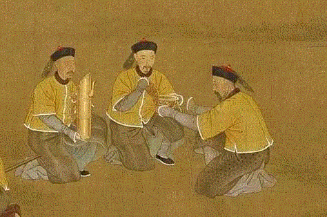 ▲《乾隆皇帝围猎聚餐图》局部，看见画中的多穆壶了吗？,乾隆皇帝喝奶茶吗？,奶茶,乾隆皇帝,乾隆,皇帝,清宫,多穆壶,游牧民族,饮料,贵妃,泉水