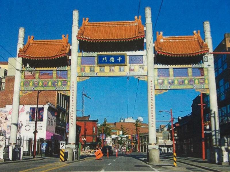 温哥华“ 千禧门 ”牌楼,《美术博览》丛书 | 中国牌楼走向世界(上篇),牌楼,美术博览,丛书,上篇,唐人街,加拿大,匾额,当地,华埠,建筑