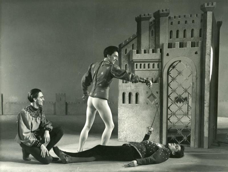 剧汇丨英国皇家莎士比亚剧院《罗密欧与朱丽叶》设计手稿集,莎士比亚,皇家,剧院,罗密欧与朱丽叶,英国,设计手稿集,男女,版本,手稿,悲剧