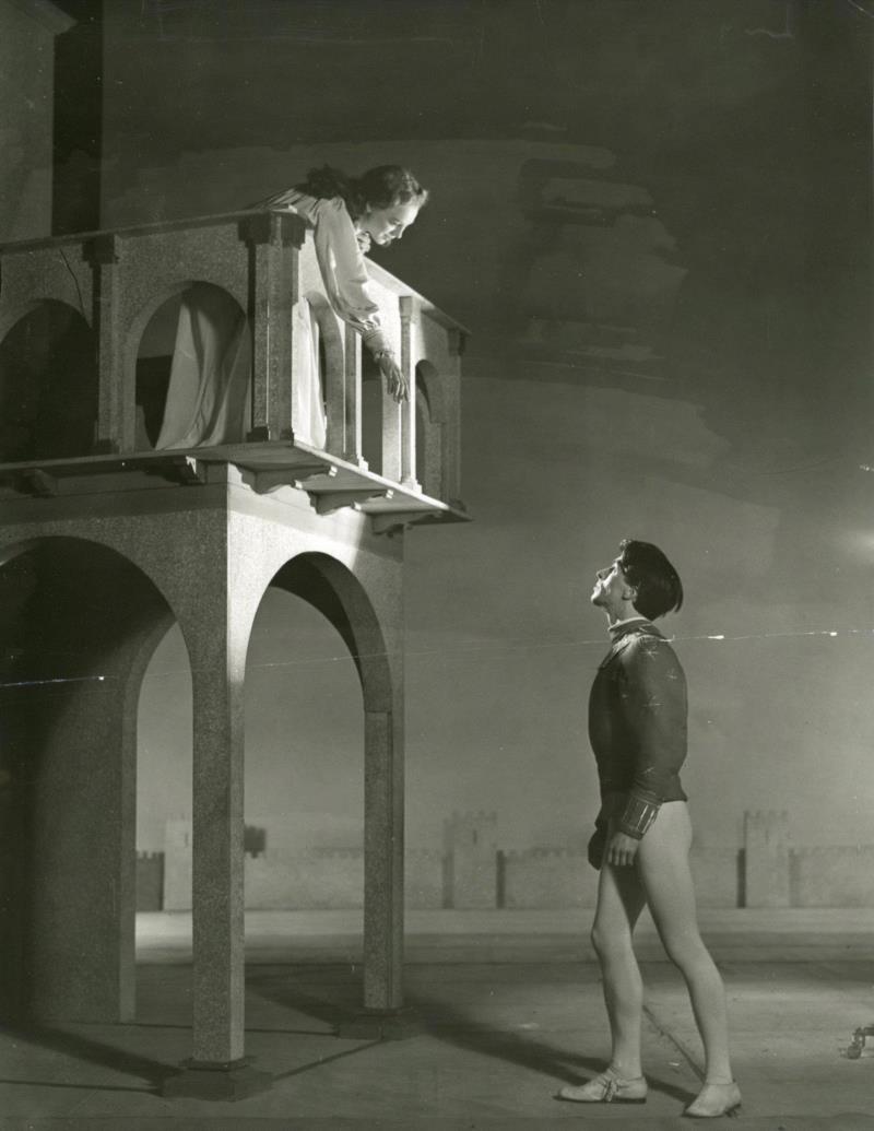 剧汇丨英国皇家莎士比亚剧院《罗密欧与朱丽叶》设计手稿集,莎士比亚,皇家,剧院,罗密欧与朱丽叶,英国,设计手稿集,男女,版本,手稿,悲剧