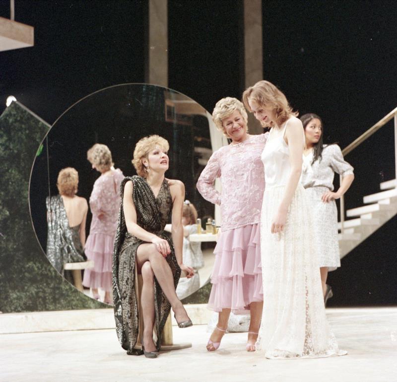 剧汇丨英国皇家莎士比亚剧院《罗密欧与朱丽叶》设计手稿集,莎士比亚,皇家,剧院,罗密欧与朱丽叶,英国,设计手稿集,男女,版本,手稿,悲剧