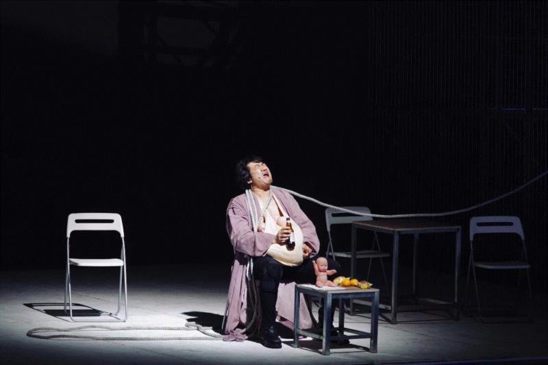 孟京辉版《茶馆》 刘璇艺摄影,剧评丨与“神话”对话 ──评孟京辉版《茶馆》,茶馆,孟京辉,神话,──,老舍,王利发,戏剧,舞台,原著,人物