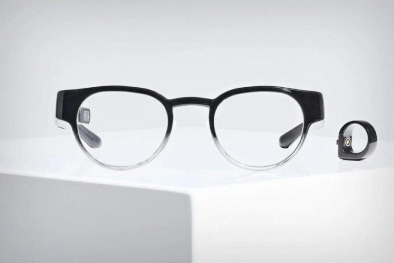 而且功能更加强大通过配套的迷你指环你还能和对显示的内容进行基本的交互比如说浏览内容等甚至，你还能通过